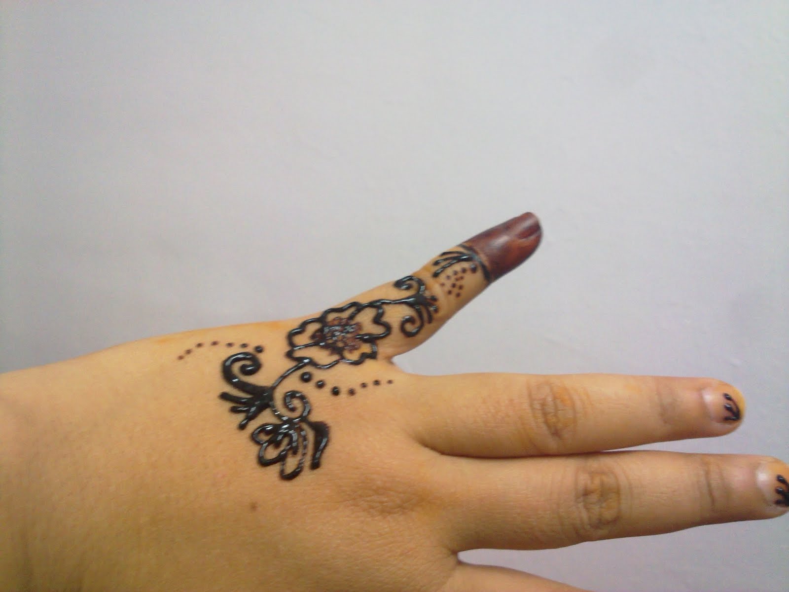 Gambar Henna Simple Di Tangan Makedescom
