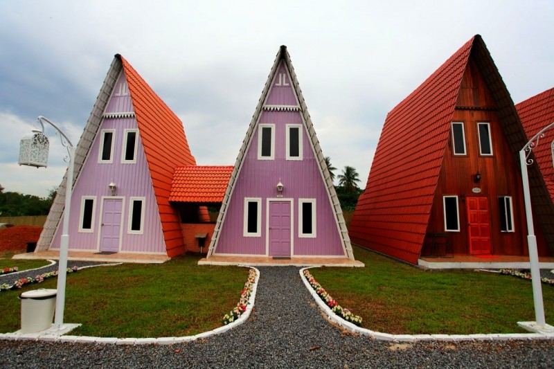  rumah tumpangan ini menampilkan gaya rumahnya yang tiga segi