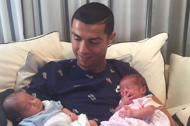Comel Sangat! Cristiano Ronaldo Tayang Gambar Anak Kembar