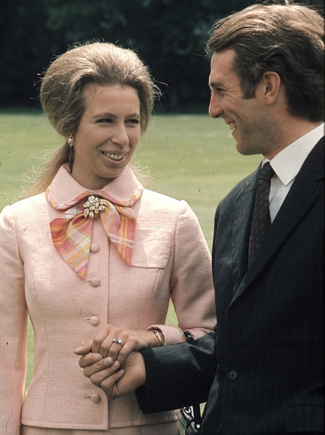 47826BEE00000578-5204149-Shock_horror_Holding_hands_Princess_Anne_was_the_first_British_r-a-65_1513901970283.jpg
